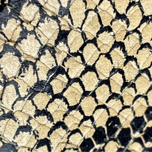 Leather snake skin wallet has cash pockets so that you can stick to your budget - Picture 9 of 14